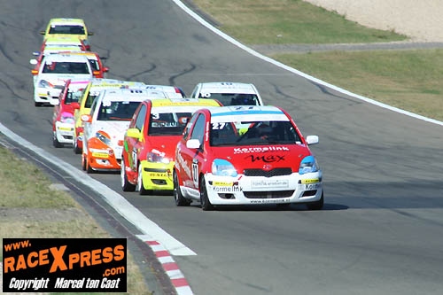 Close racing in Duits Toyota Yaris